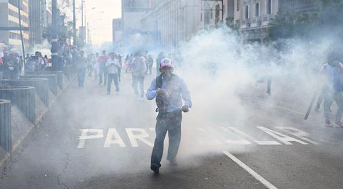 Denuncian uso indiscriminado de la fuerza en las protestas de Perú