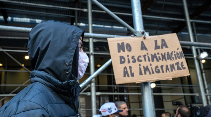 Inmigrantes venezolanos protestan por ser desalojados de un hotel en Nueva York