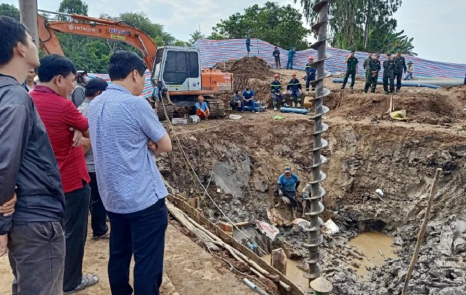 Rescatan el cuerpo sin vida de niño vietnamita que cayó por un hueco de 35 metros