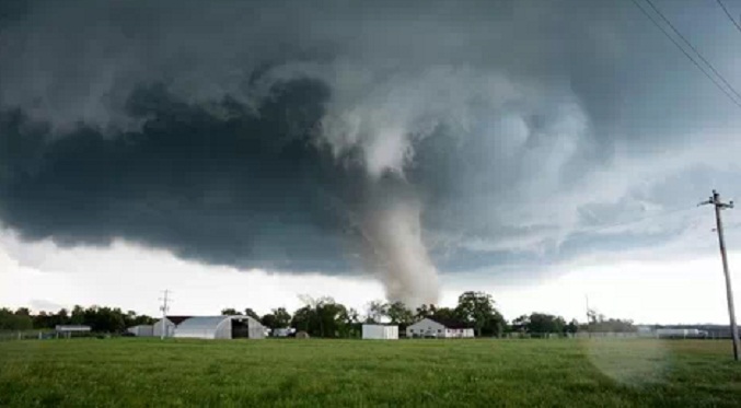 Una cámara de seguridad capta el paso de un tornado mortal en EEUU (Video)