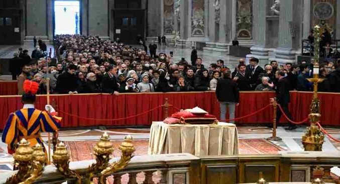 Cerca de 40 mil fieles han visitado la capilla ardiente de Benedicto XVI