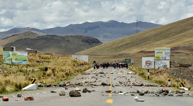 El Gobierno de Perú anuncia que despejará vías mientras continúan protestas