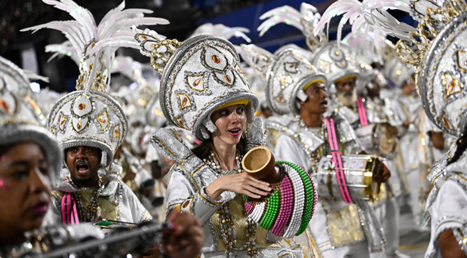 El Carnaval de Rio recupera la alegría con un espectáculo en el Sambódromo