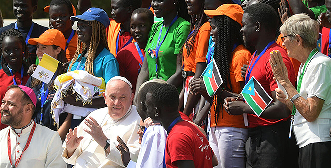 El papa clama en Sudán del Sur por una vida «digna» para los refugiados