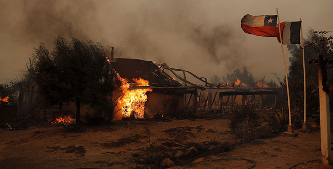 Autoridades elevan a 15 los fallecidos por incendios en Chile