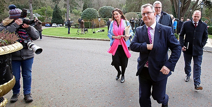 El primer ministro británico busca en Irlanda del Norte la aceptación de un posible acuerdo