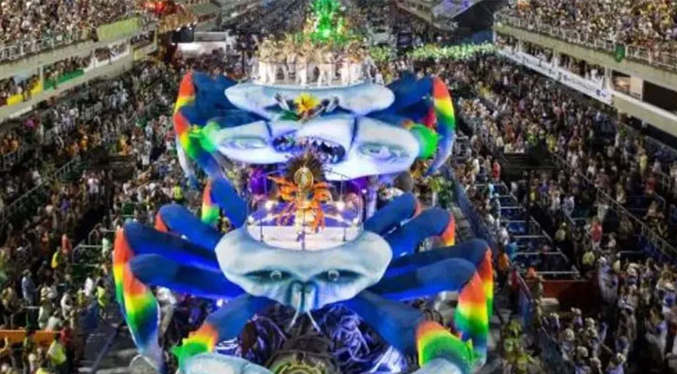 Registran un incendio en una de las carrozas del carnaval de Río de Janeiro