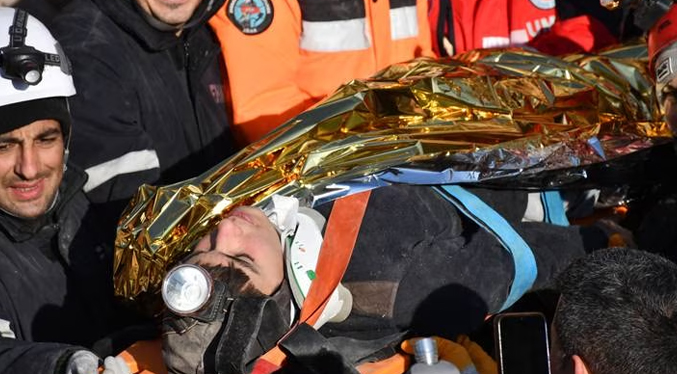 Tres jóvenes son rescatados después de una semana atrapados bajo los escombros en Turquía