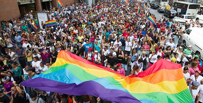 Comunidad Lgbtiq+ califica de “transfobia” rechazo de instituciones a cambiar sus nombres