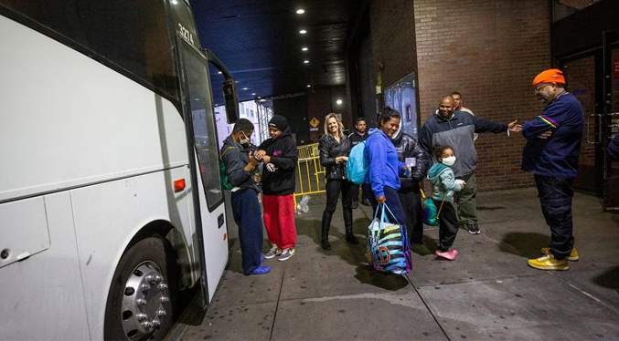 Trasladan a migrantes venezolanos desde Nueva York hasta Canadá