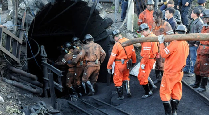 Al menos 57 personas quedaron atrapadas tras el derrumbe de una mina de carbón en China