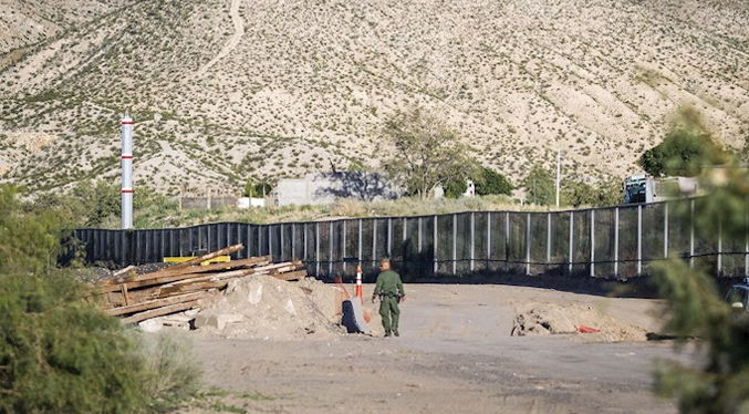 Asesinan a pedradas a dos migrantes cerca del muro fronterizo de EEUU con México