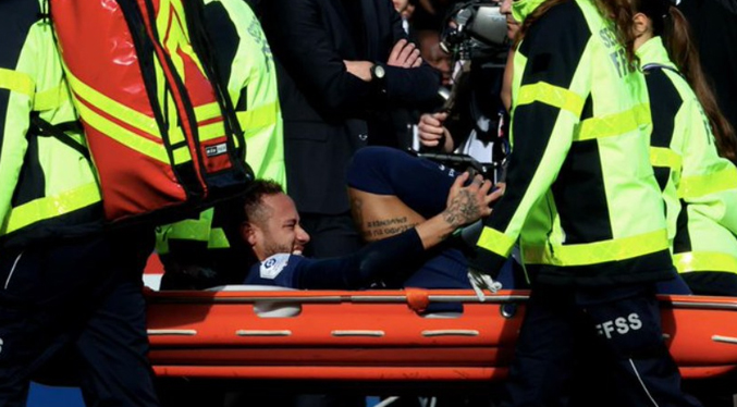 Neymar abandona prematuramente el choque ante el Lille por lesión en el tobillo derecho