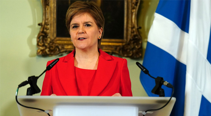 Dimite la primera ministra escocesa, Nicola Sturgeon, para sorpresa de todos