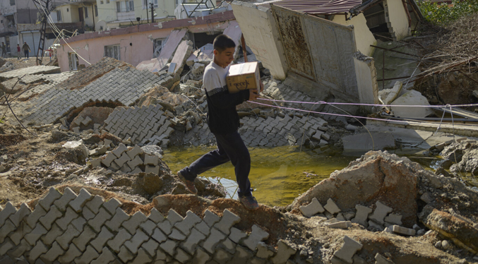 Pueblo turco queda cortado en dos por el terremoto