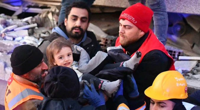 Rescatan a dos gemelos de entre los escombros de un edificio en Turquía (Video)