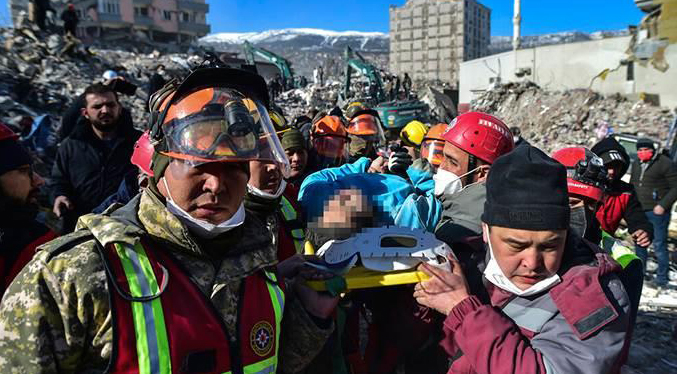 Rescatan a una mujer tras haber estado 258 horas entre los escombros en Turquía