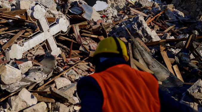Recatan con vida a tres personas tras 13 días bajo los escombros en Turquía