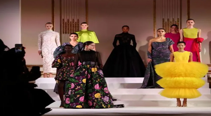 Carolina Herrera presenta colección inspirada en la emperatriz Sisi en la Semana de la Moda