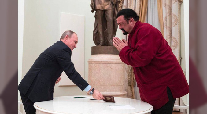 Putin condecora al actor norteamericano Steven Seagal