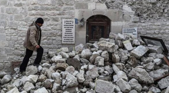 Rescatan a dos mujeres turcas tras pasar 205 horas atrapadas por el terremoto