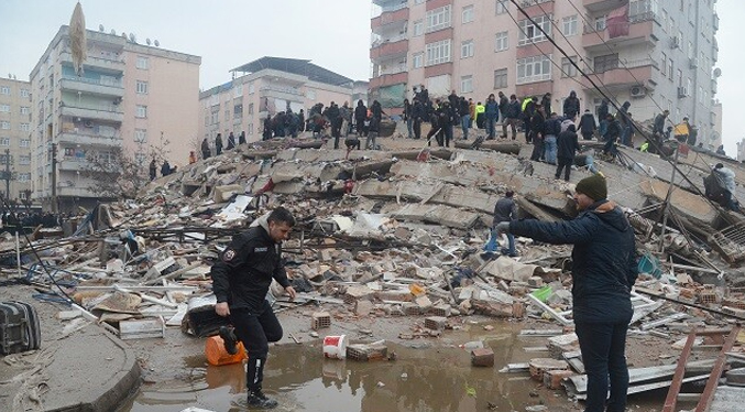 Más de mil cuatrocientos muertos deja terremoto en Turquía