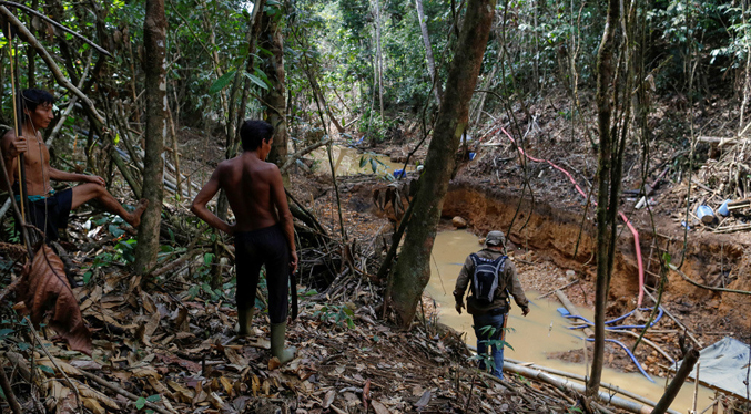 Miles de invasores empezaron a huir de las tierras yanomami por operaciones policial en Brasil