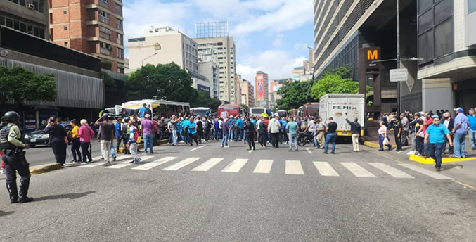 Transportistas en Caracas protestan para exigir aumento en el pasaje y acceso a gasolina