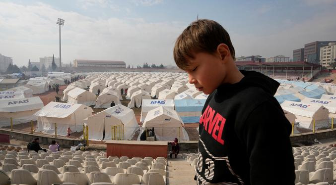 Turquía: 291 niños sin identificar tras terremotos y temen que miles estén bajo los escombros