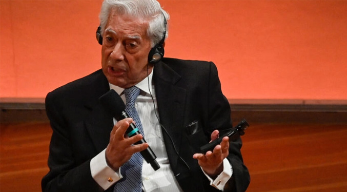 Vargas Llosa entra a los 86 años en la Academia Francesa