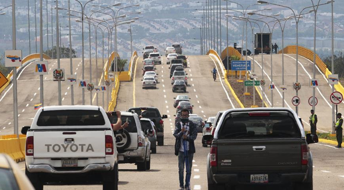 Vehículos particulares son devueltos en la frontera por no portar la documentación