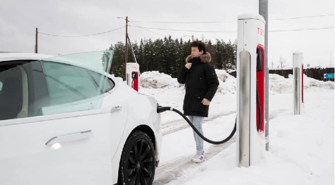 Los coches eléctricos desafían al frío ártico de Noruega