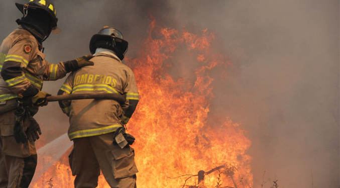 Más de tres mil bomberos voluntarios combaten los incendios en Chile