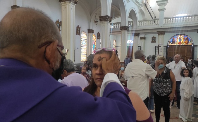 Católicos marabinos reciben la ceniza en el inicio de la cuaresma (Fotos+video)