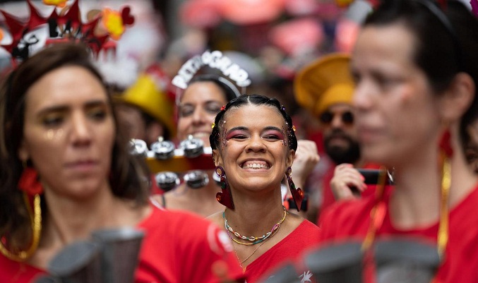 Más de 40 comparsas animan la fiesta en Río a seis días del carnaval