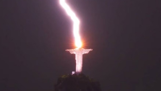 Fotógrafo brasileño capta descarga eléctrica sobre el Cristo Redentor