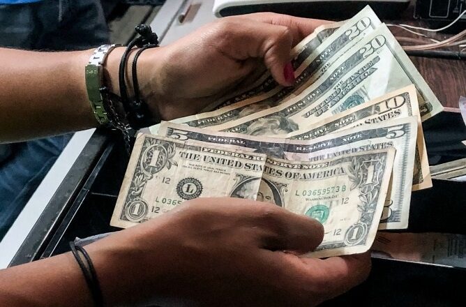 Economista Bárcenas ve difícil revertir el uso del dólar en el país