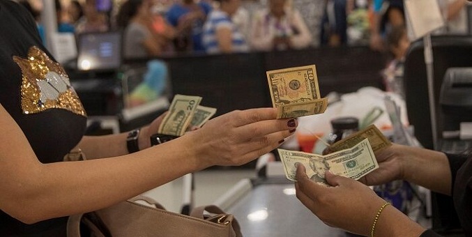 El  45 % de las transacciones en el país son en divisas, según Ecoanalítica