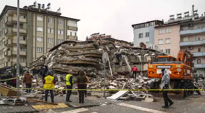 Emiten más de 110 órdenes de arresto por derrumbe de edificios durante sismos en Turquía
