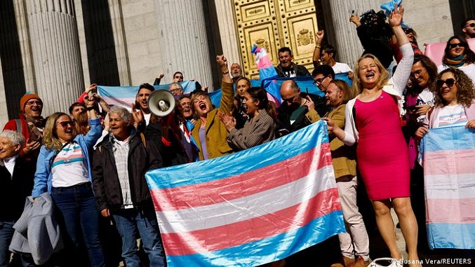 España aprueba nuevas leyes de aborto y autodeterminación de género