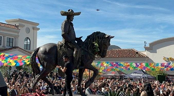 Develan estatua de Vicente Fernández en Los Ángeles y su viuda agradece el honor (Videos)