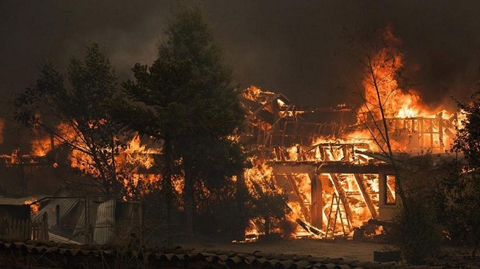 Más de 300 incendios siguen activos en Chile