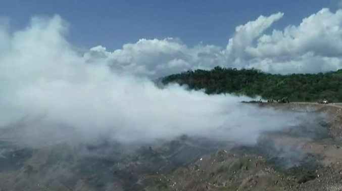 Incendio en el vertedero más grande de Panamá provoca una nube de humo tóxico