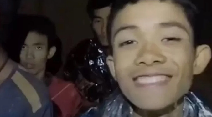 Muere en Londres adolescente del equipo de fútbol rescatado de una cueva en Tailandia