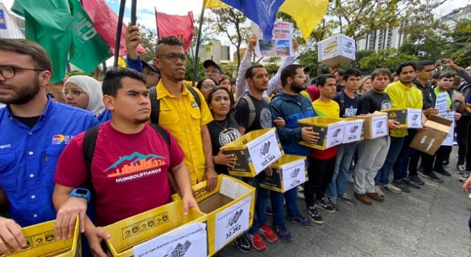 Jóvenes marchan al CNE para exigir actualización del Registro Electoral