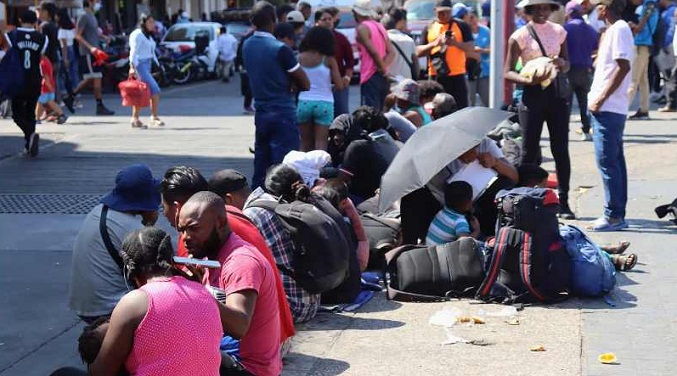 Migrantes en frontera sur de México esperan reunirse con sus familiares