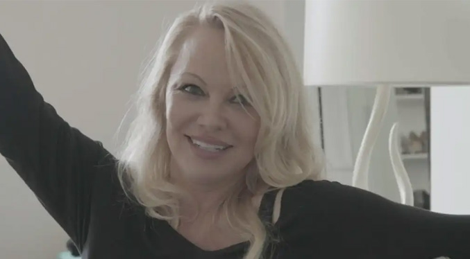 Pamela Anderson: Una historia de amor  crítica más allá del ícono sexual
