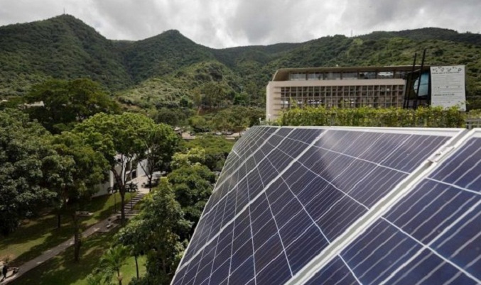 Inauguran la primera planta pública de placas solares en el país