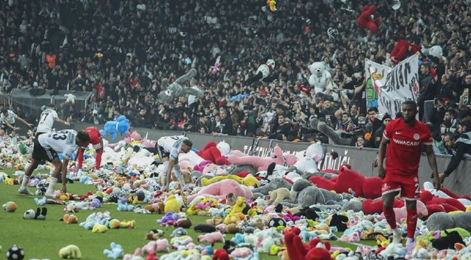 Turcos lanzan peluches en partido de fútbol y expresan su descontento con la respuesta del Gobierno (Video)