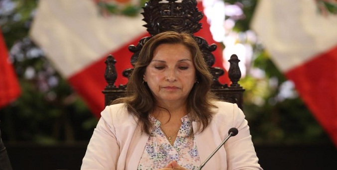 Presidenta de Perú afirma que su «renuncia no está en juego»